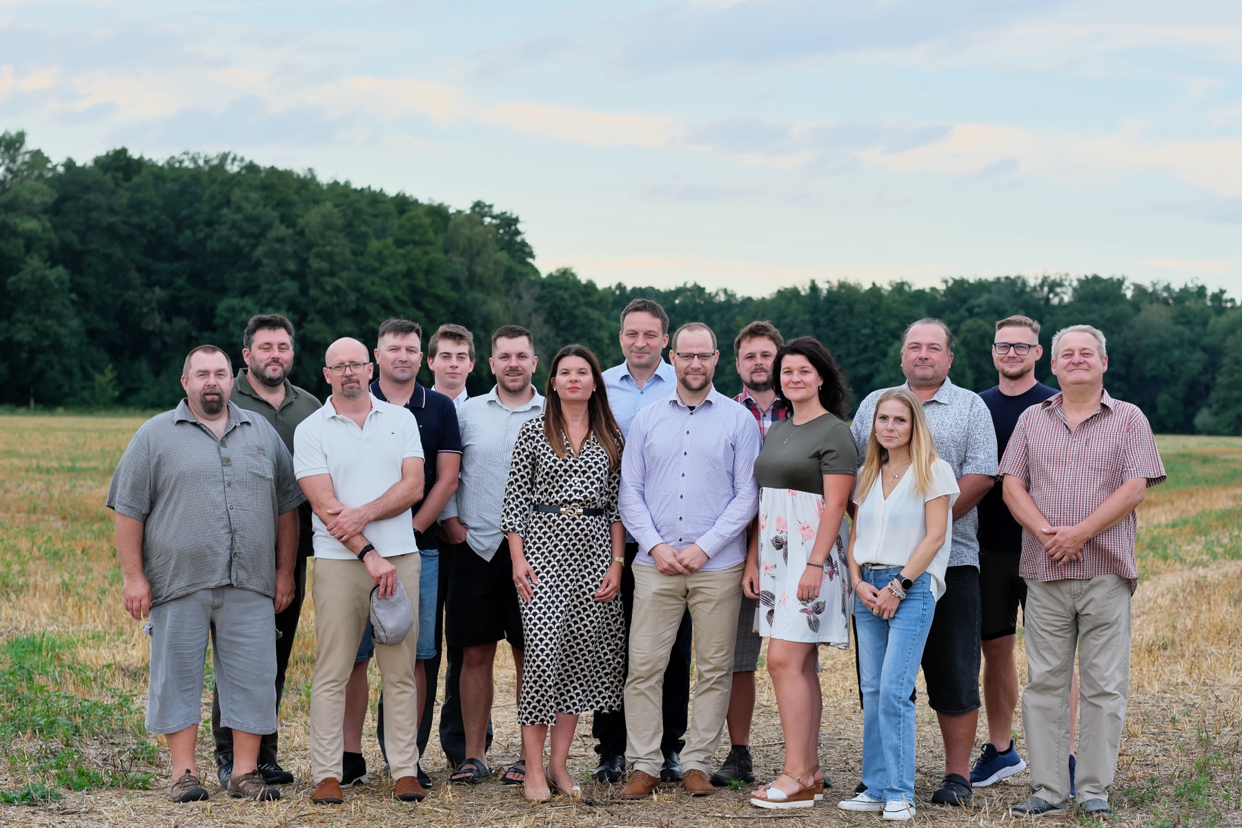 Kandidáti a členové uskupení Nezávislí pro Velký Osek na společné fotografii